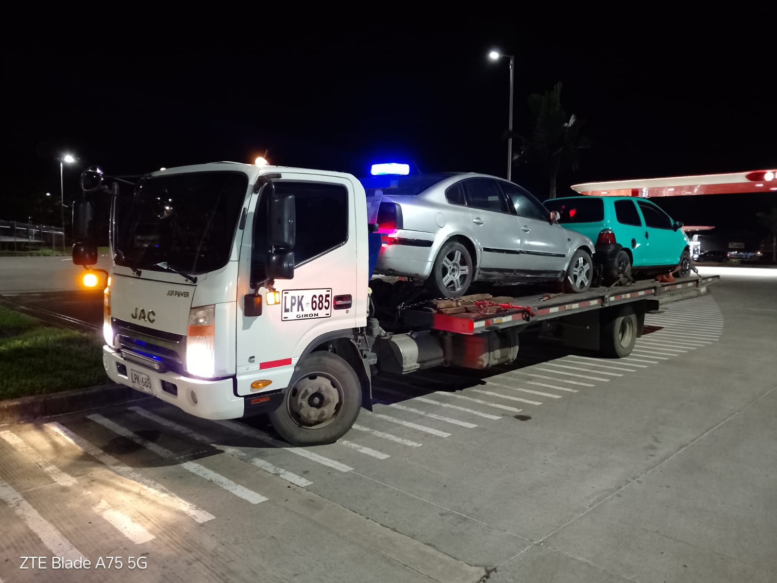 Camiones de grúa disponibles para servicios en carretera